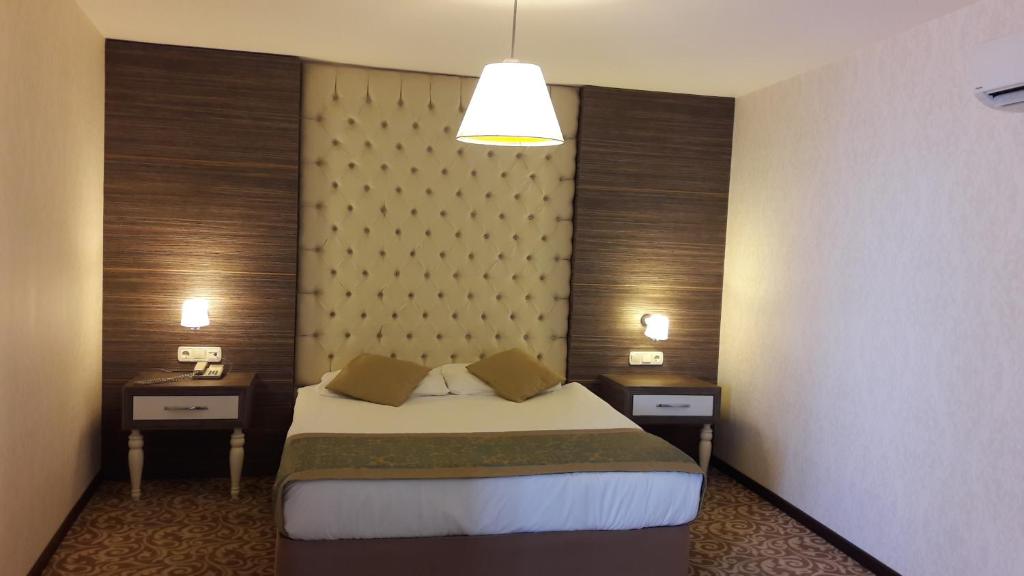 A bed or beds in a room at Cender Hotel