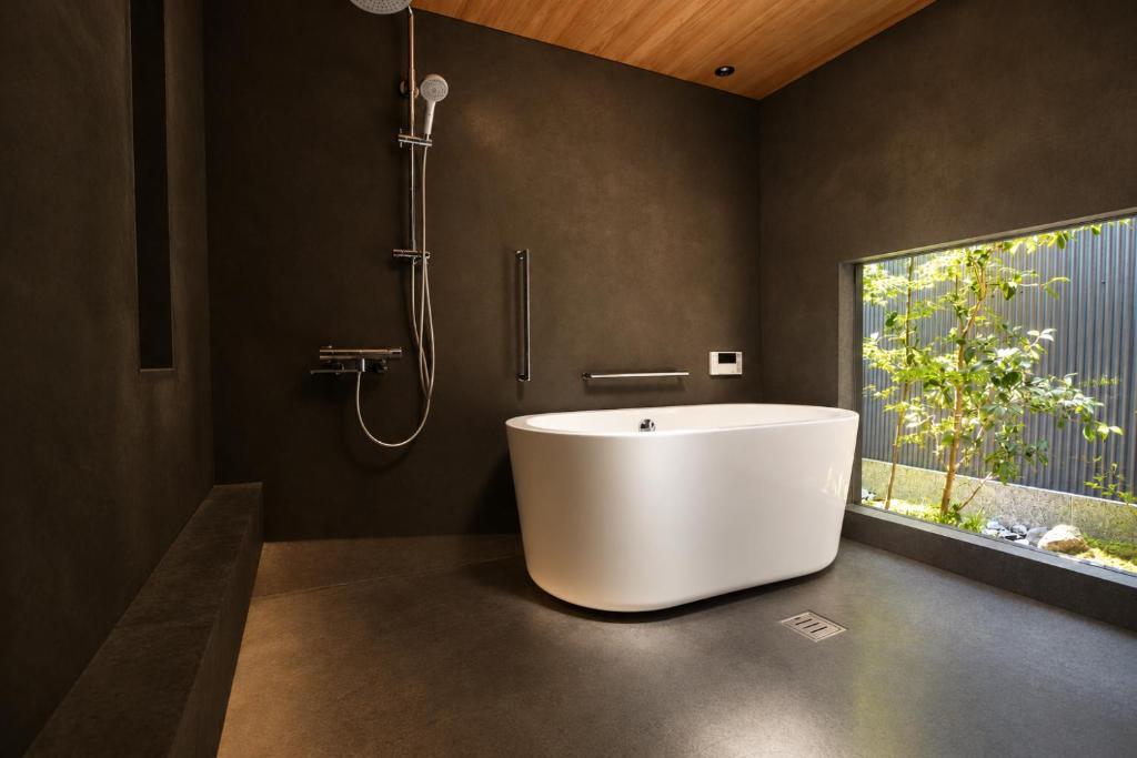 Luna House KIYOMIZU清水一棟貸し-Marshall-Netflix-2Meters ProjectionSCRN-GardenViewBathtub