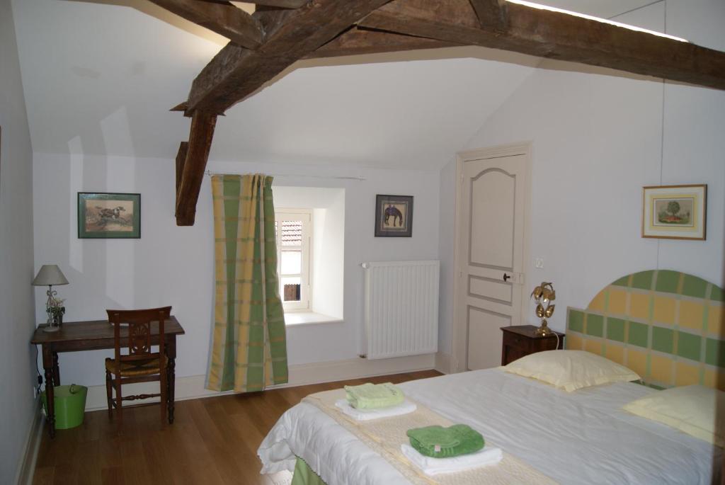 1 dormitorio con cama y ventana en Château de Fontnoble, en Biozat
