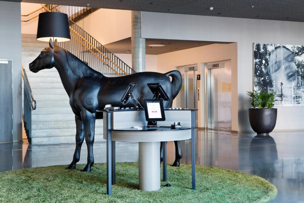 una estatua de un caballo sobre una mesa en una habitación en Comfort Hotel Bergen Airport en Bergen