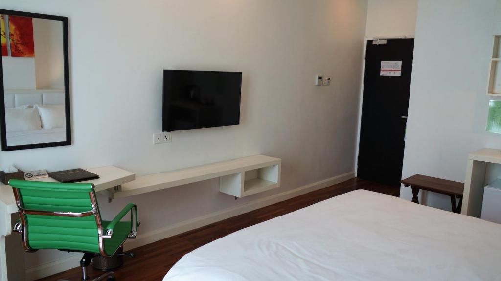 TV a/nebo společenská místnost v ubytování Pine Garden Hotel