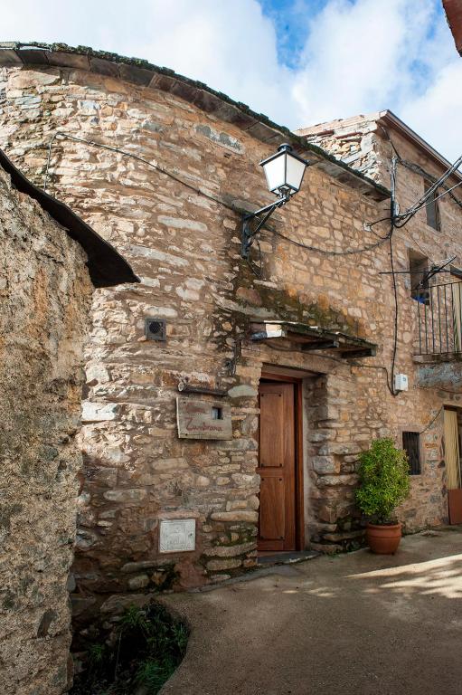 an old stone building with a wooden door at Casa Zambrana in Pinofranqueado