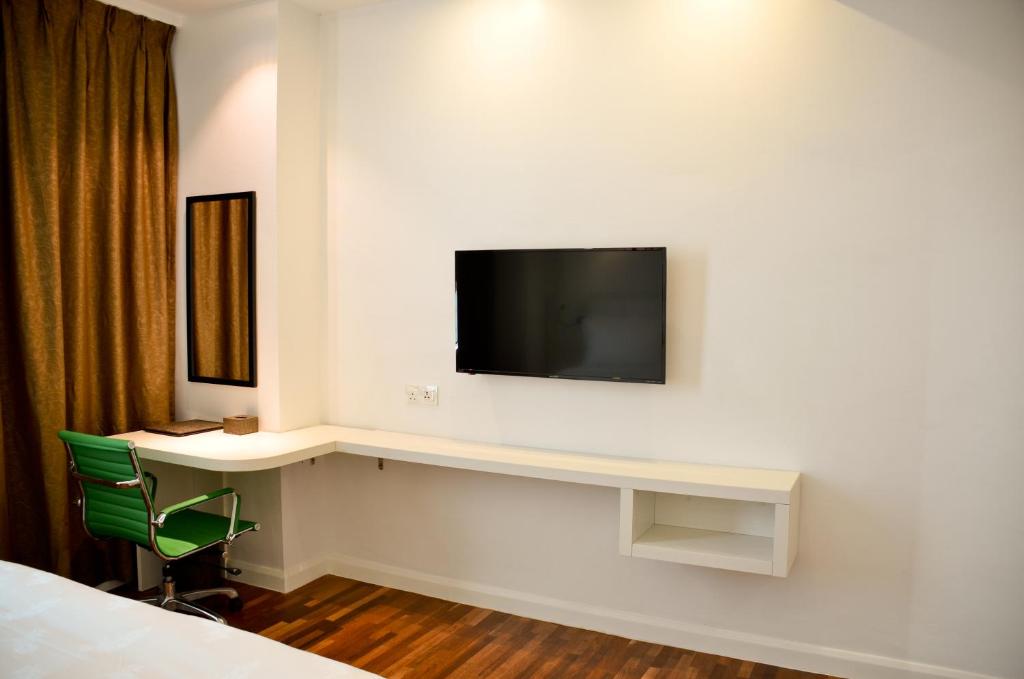 TV a/nebo společenská místnost v ubytování Pine Garden Hotel