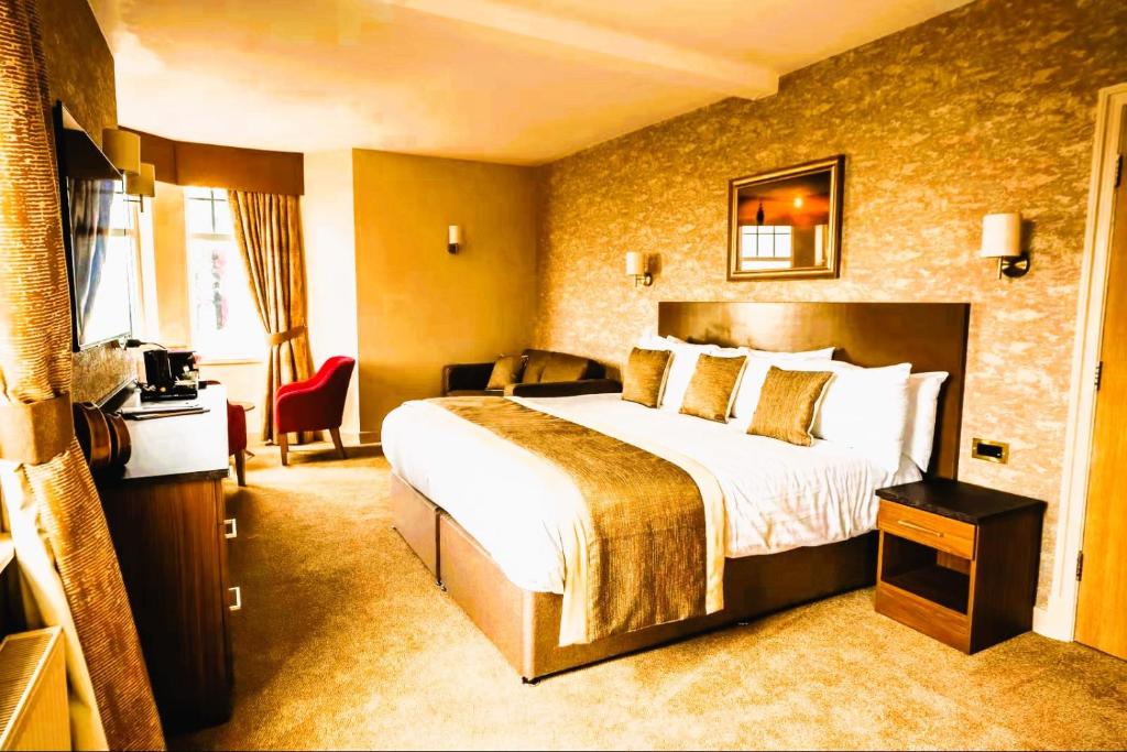 Cliffs Hotel - 