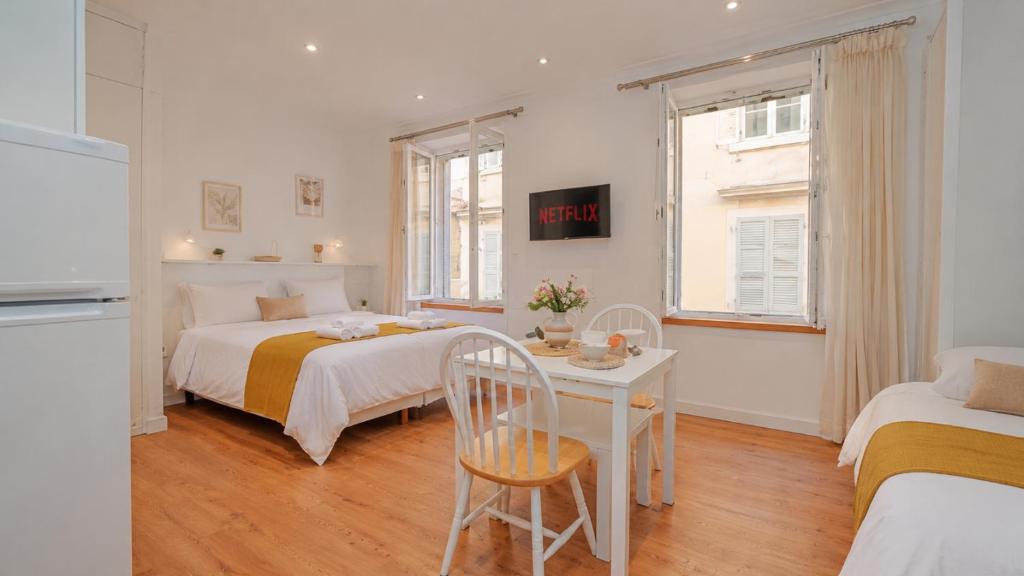 Adagio 1- Studio, Old Town