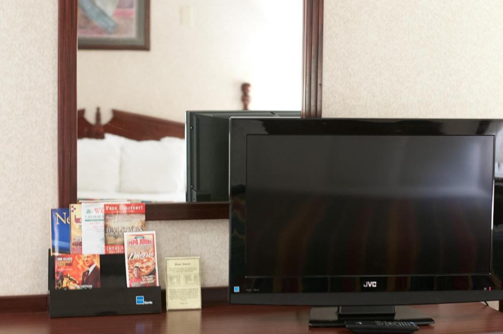 Days Inn by Wyndham Parsippany - King Room - Smoking