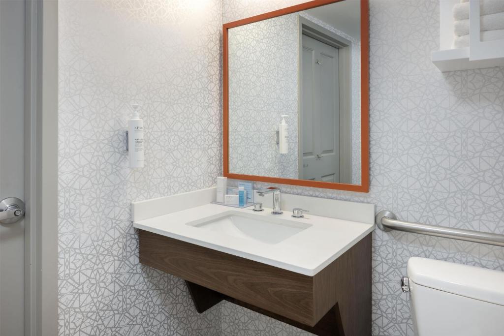 Hampton Inn & Suites Myrtle Beach Oceanfront - 