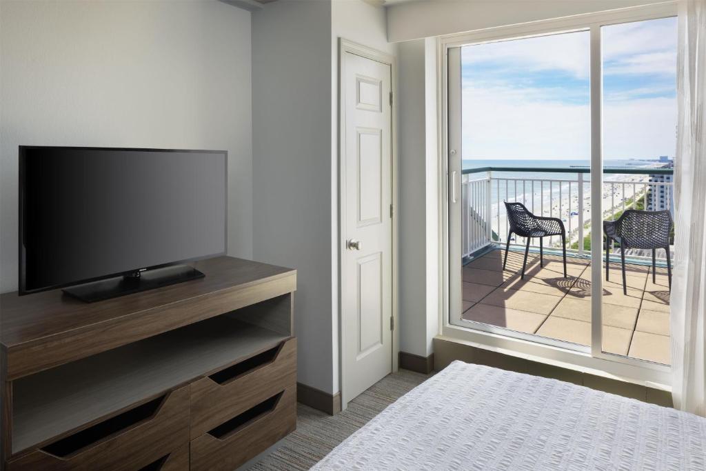 Hampton Inn & Suites Myrtle Beach Oceanfront - 