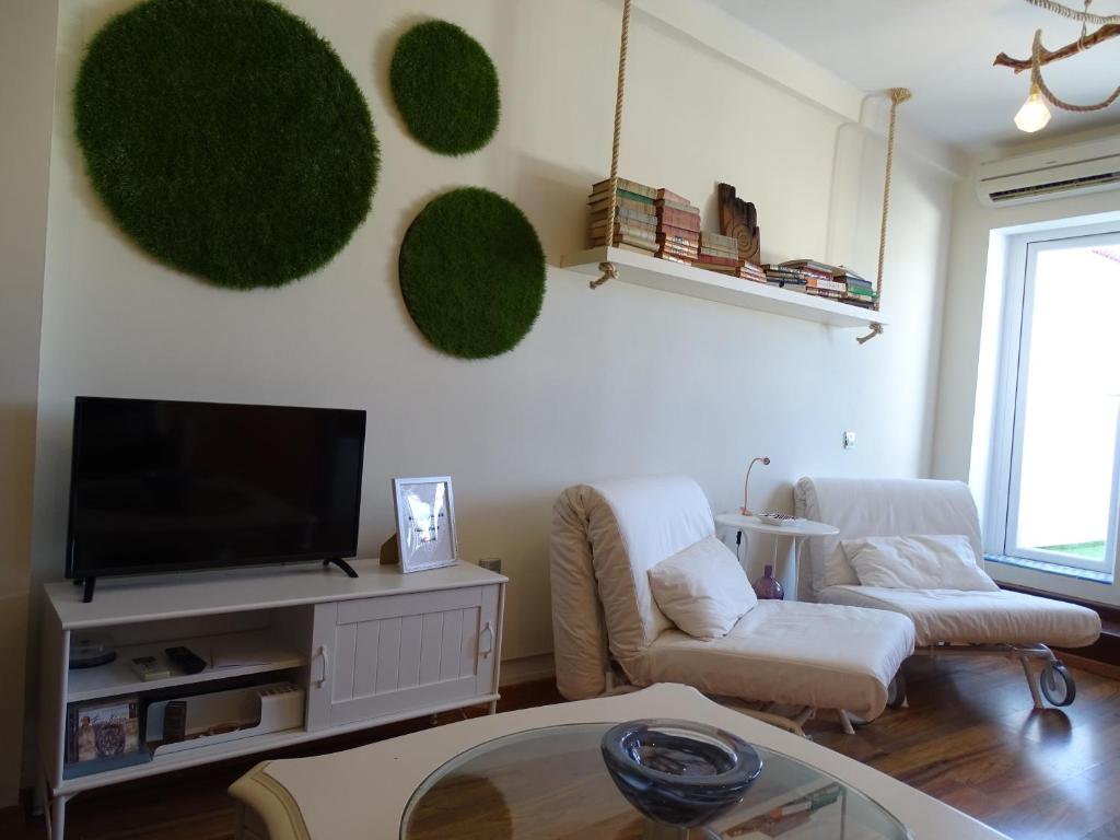 A television and/or entertainment centre at Atico77