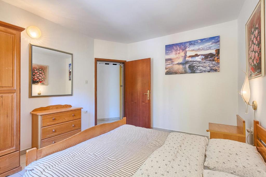 Łóżko lub łóżka w pokoju w obiekcie Apartments Kamenjak