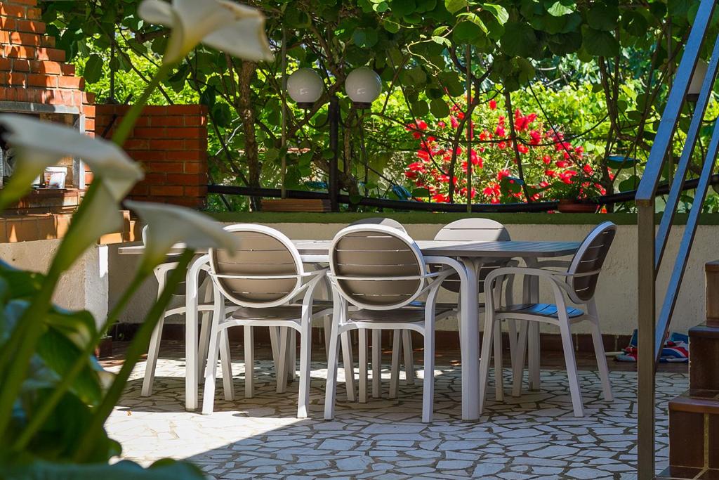 Ogród w obiekcie Apartments Kamenjak