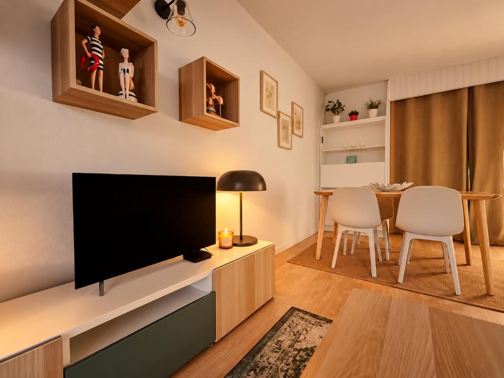 Appart moderne, piscine, parking proche des plages