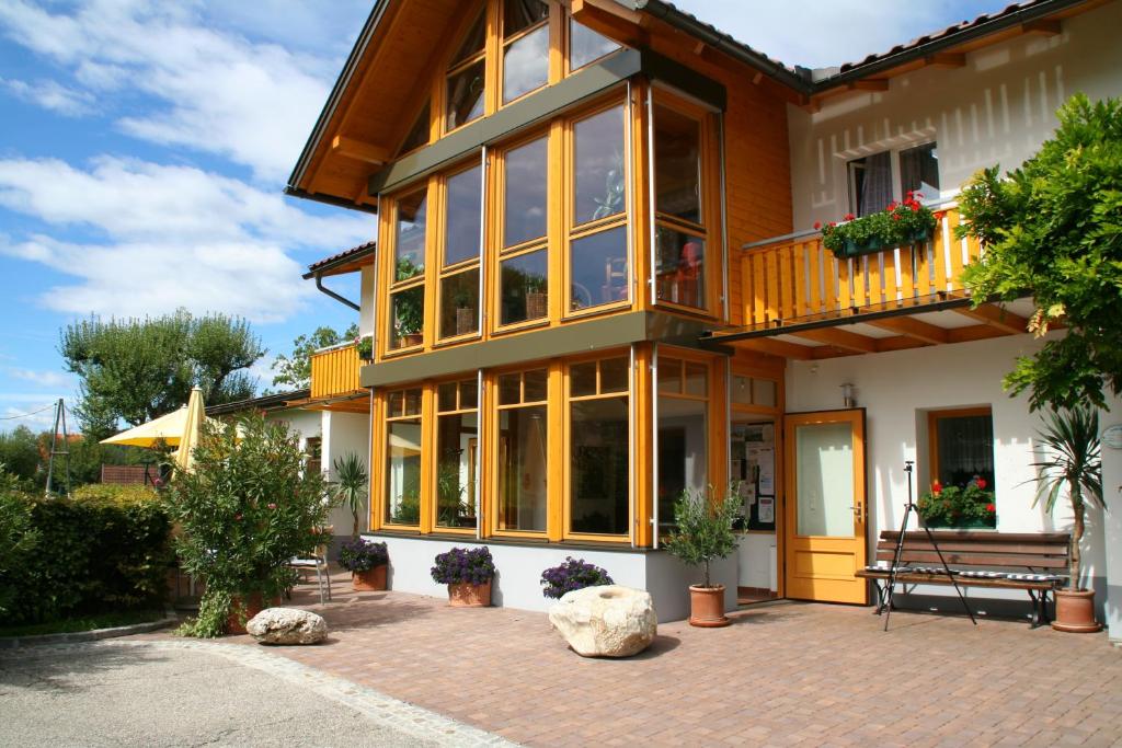 Casa con ventanas grandes y balcón. en Gasthof Ferm, en Schiefling am See
