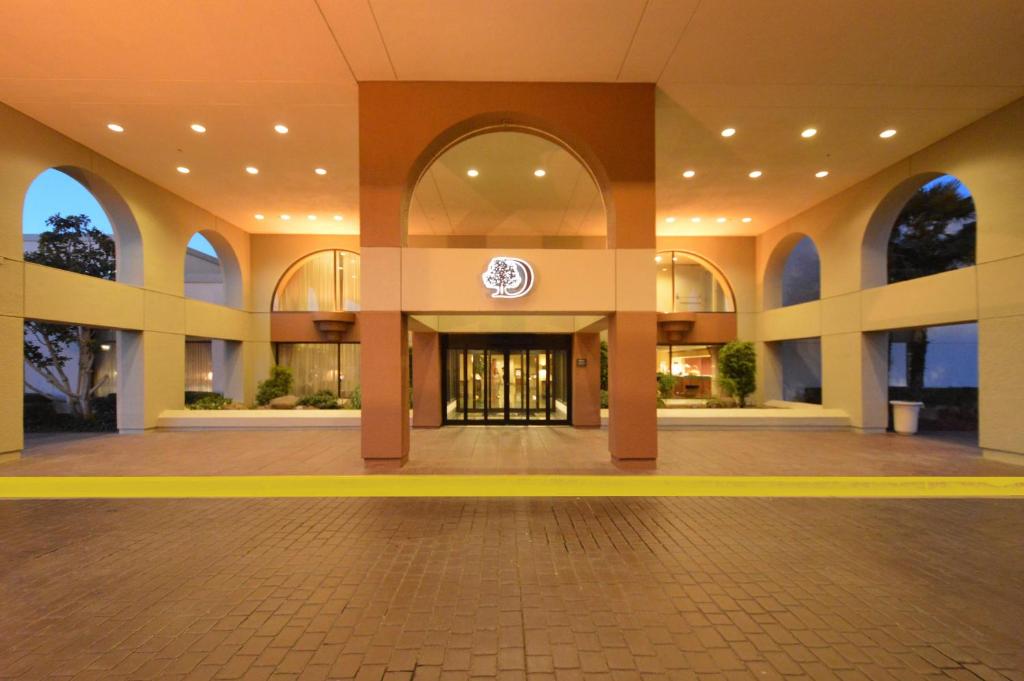 DoubleTree by Hilton Newark-Fremont - Housity