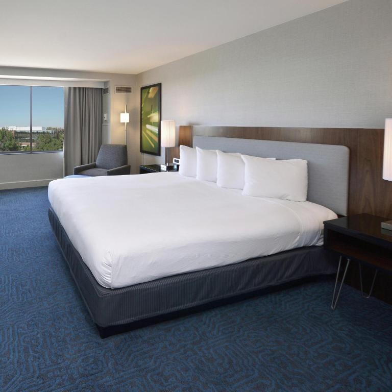 DoubleTree by Hilton Newark-Fremont - 