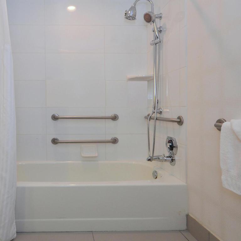DoubleTree by Hilton Newark-Fremont - 