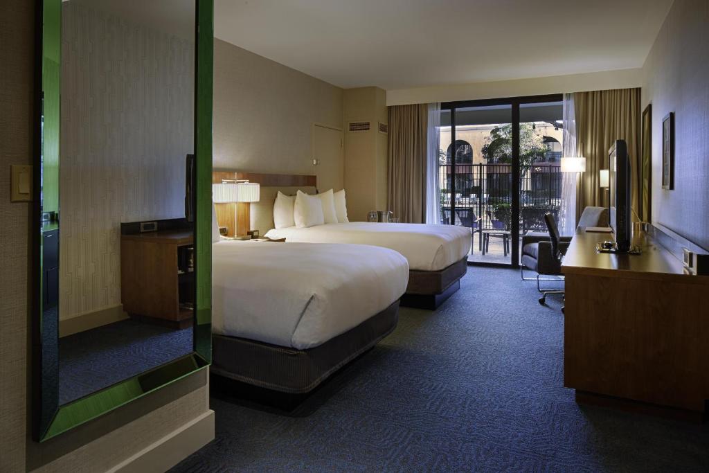 DoubleTree by Hilton Newark-Fremont - 