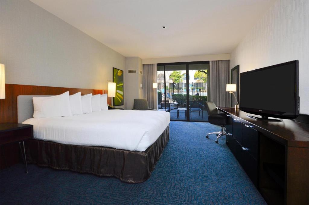 DoubleTree by Hilton Newark-Fremont - 