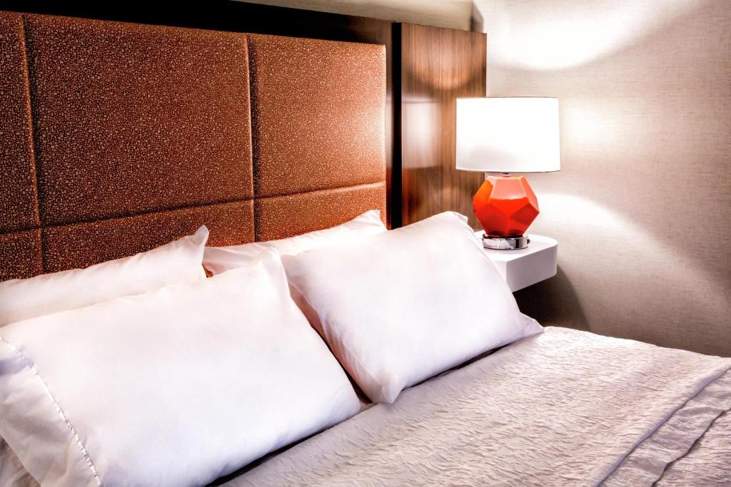 Hampton Inn & Suites Staten Island - 