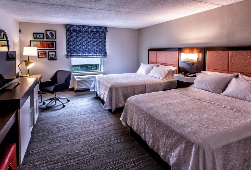 Hampton Inn & Suites Staten Island - 