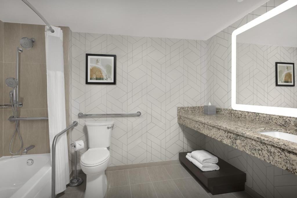 DoubleTree by Hilton Philadelphia Airport - 