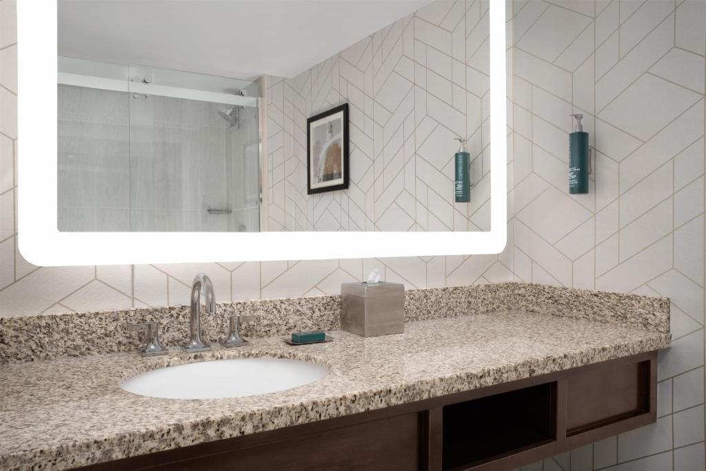 DoubleTree by Hilton Philadelphia Airport - 