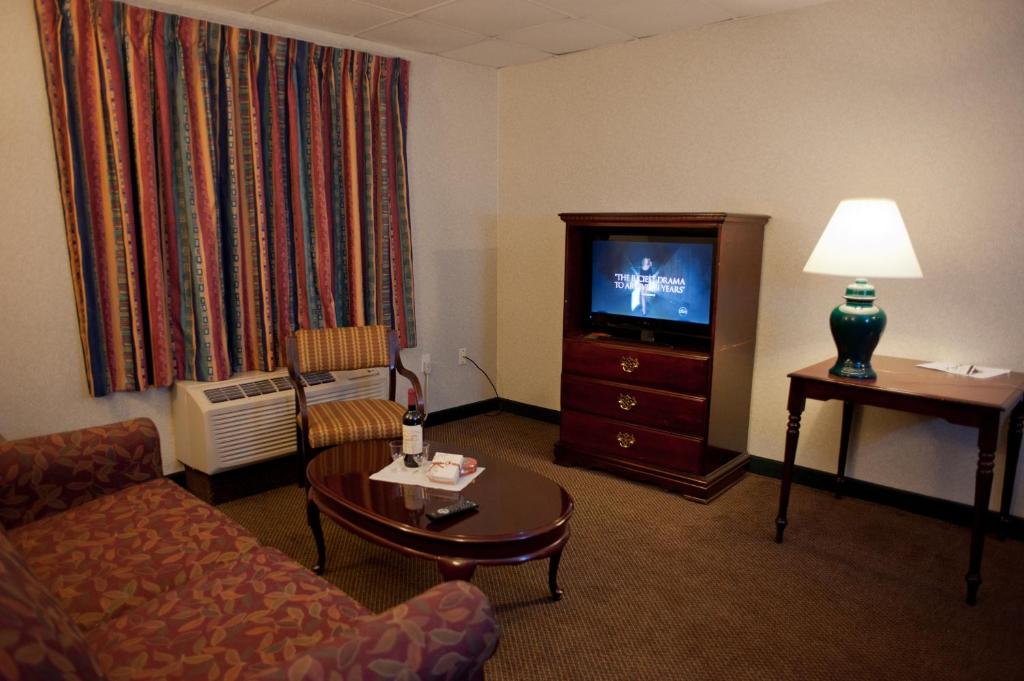 Days Inn by Wyndham Parsippany - One-Bedroom King Suite - Non-Smoking