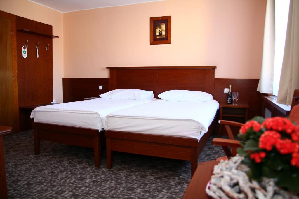 Postel nebo postele na pokoji v ubytování Hotel Baltaci U Náhonu