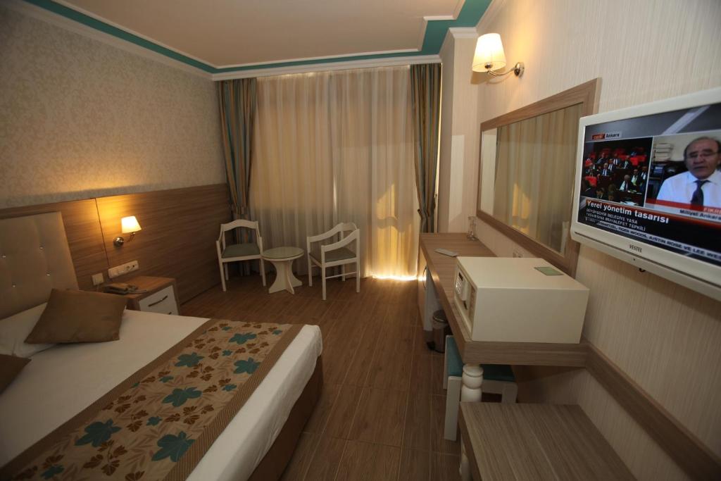 A television and/or entertainment centre at Cender Hotel