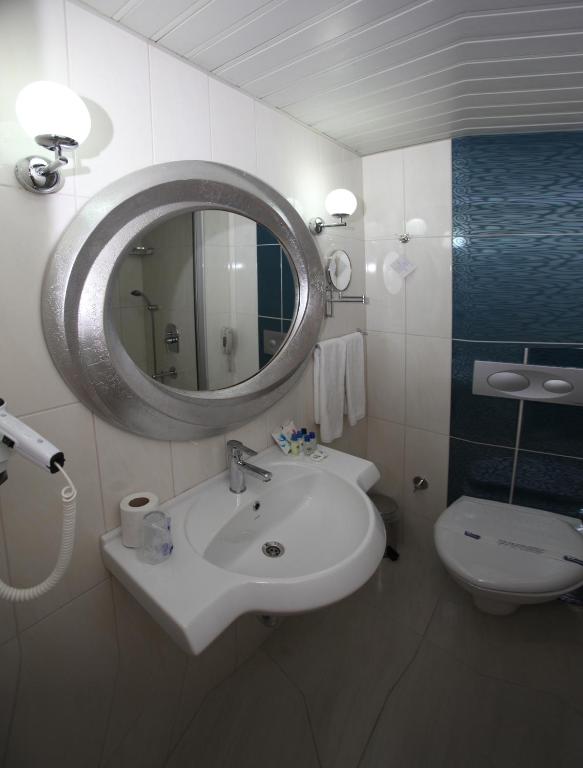 A bathroom at Cender Hotel
