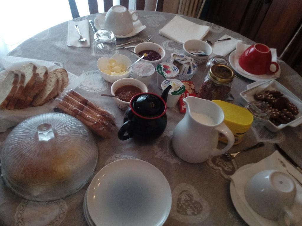 une table avec des assiettes, des tasses et de la nourriture dans l'établissement Kèbele, à Roana