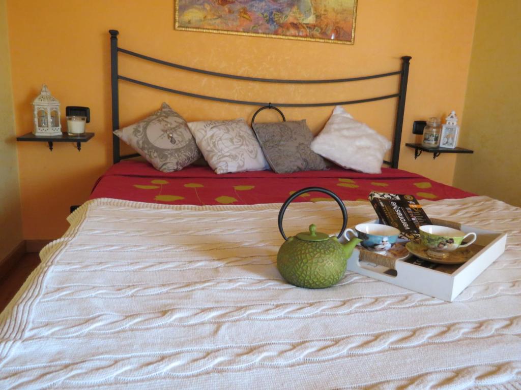 Una cama con una bandeja de comida. en Casa Madonnina en Dossobuono