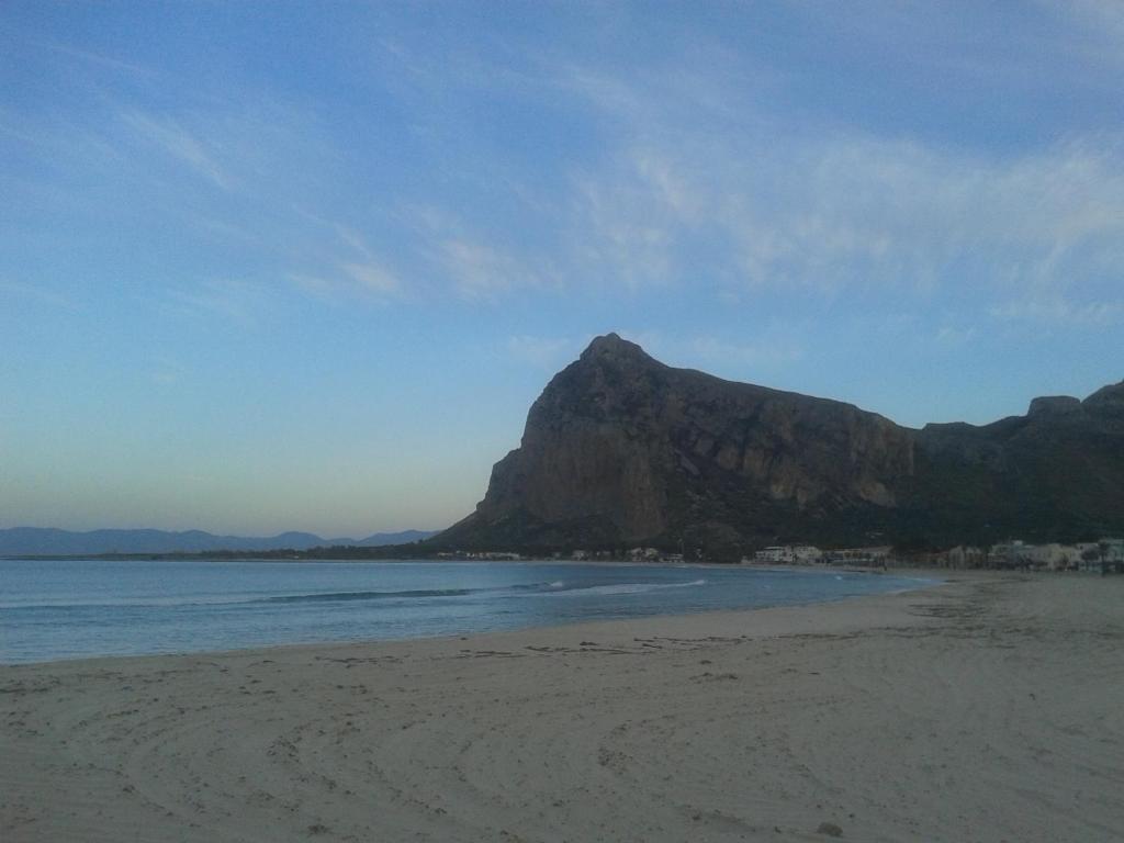 サン・ヴィート・ロ・カーポにあるAppartamento Lunaの山を背景に広がるビーチの景色