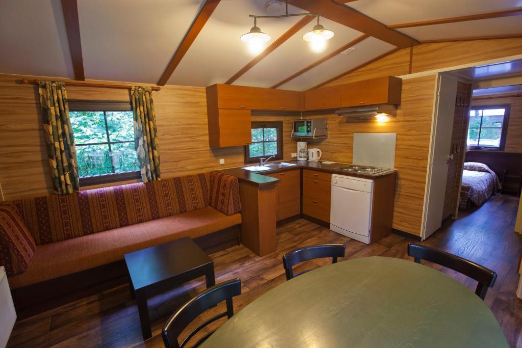 Una cocina o zona de cocina en Disney Davy Crockett Ranch