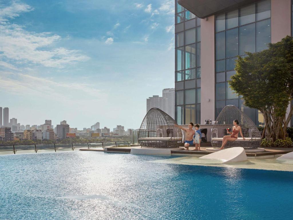 A rooftop-style pool terrace overlooks the city and waterfront.