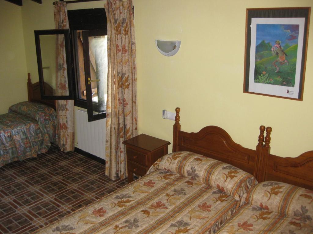A bed or beds in a room at Posada La Ceña