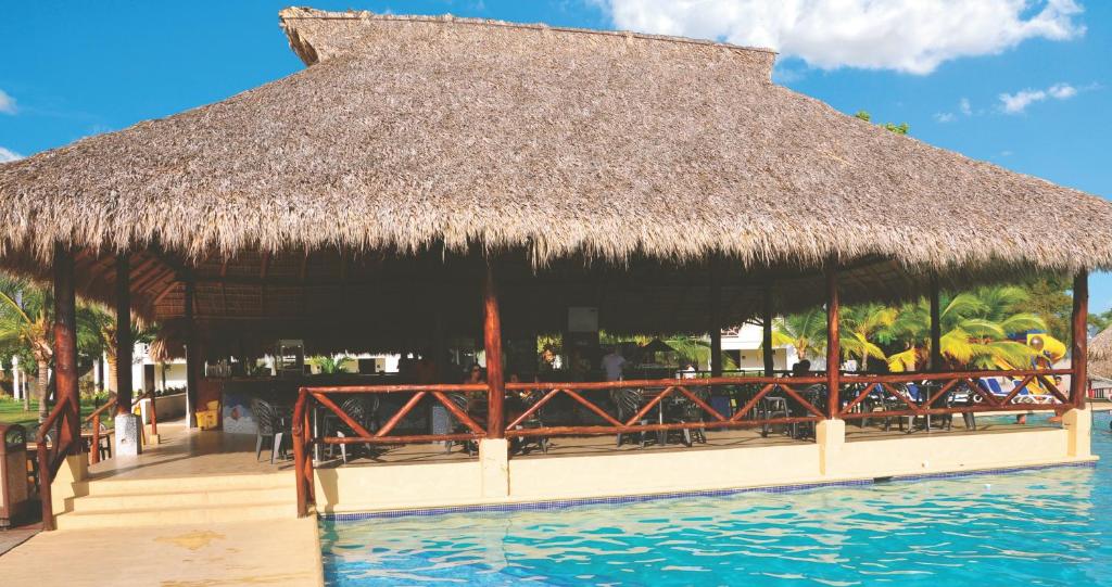 Bazén v ubytování Playa Blanca Beach Resort - All Inclusive nebo v jeho okolí