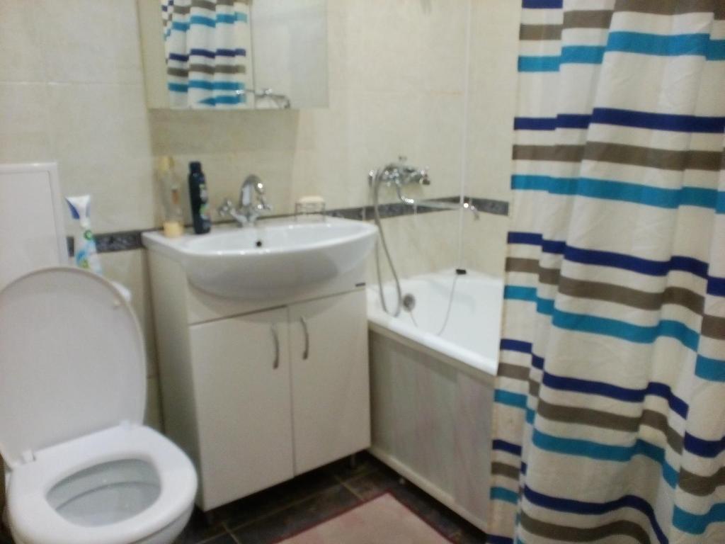 uma casa de banho com um WC, um lavatório e uma banheira em Apartment on Lenina 73 em Kaluga