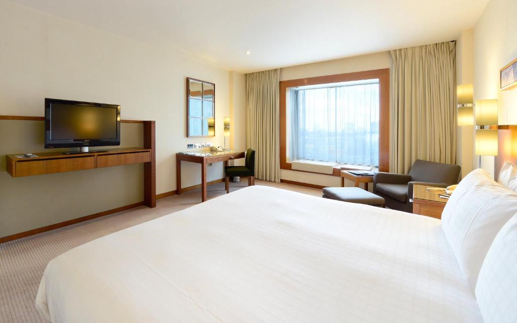 Canary Riverside Plaza Hotel - 