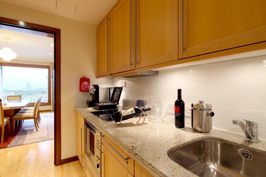 Canary Riverside Plaza Hotel - 