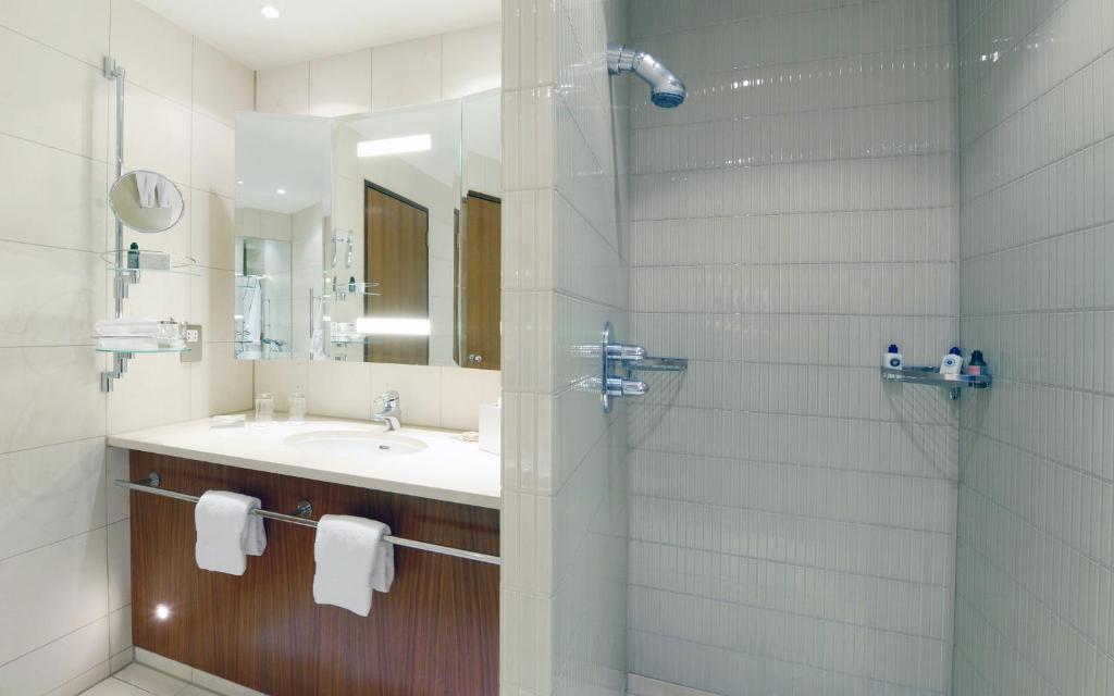 Canary Riverside Plaza Hotel - 