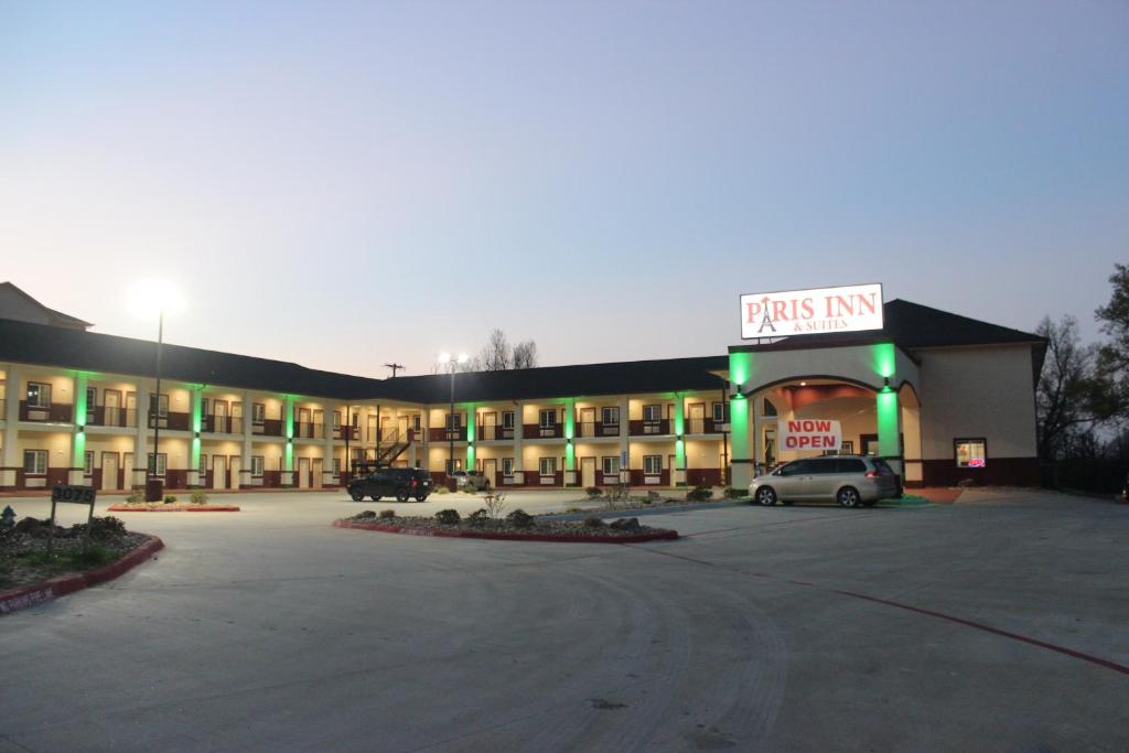 a parking lot in front of a hotel at Paris Inn & Suites in Paris