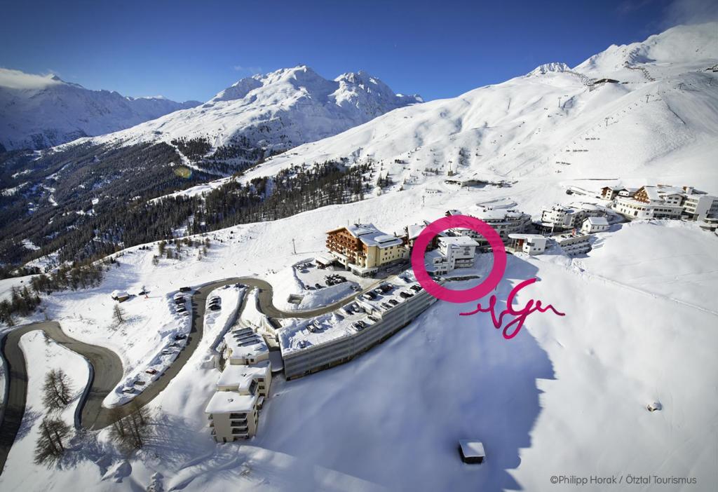 eine Luftansicht eines Resorts im Schnee in der Unterkunft Glanzer Homes Hochsölden in Sölden