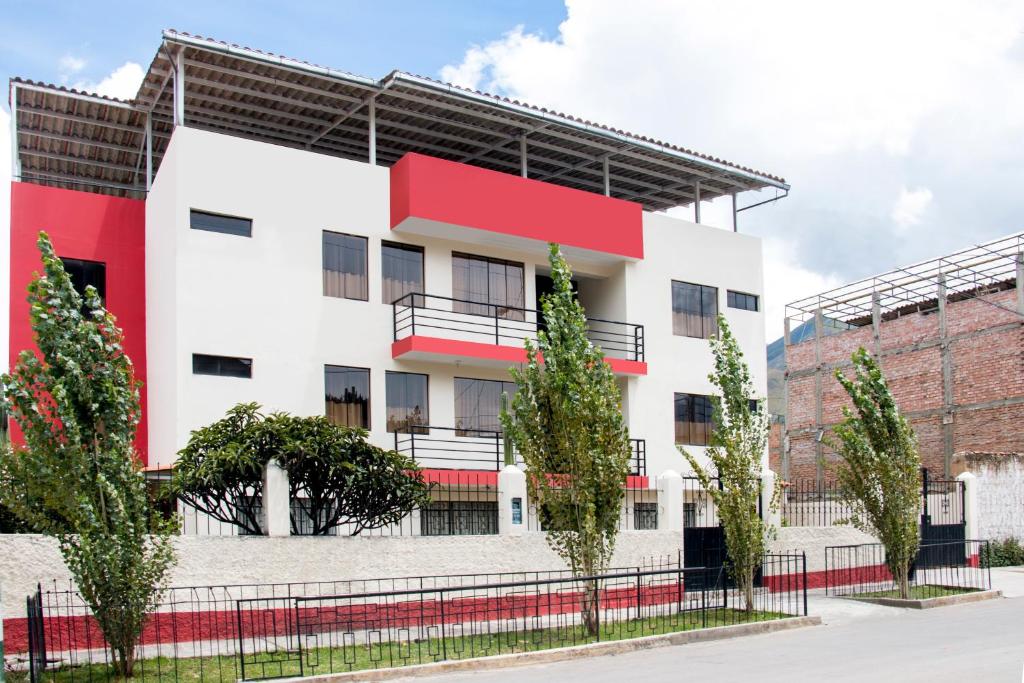 un edificio de apartamentos con techo rojo en Hostal Santa Rosa, en Caraz
