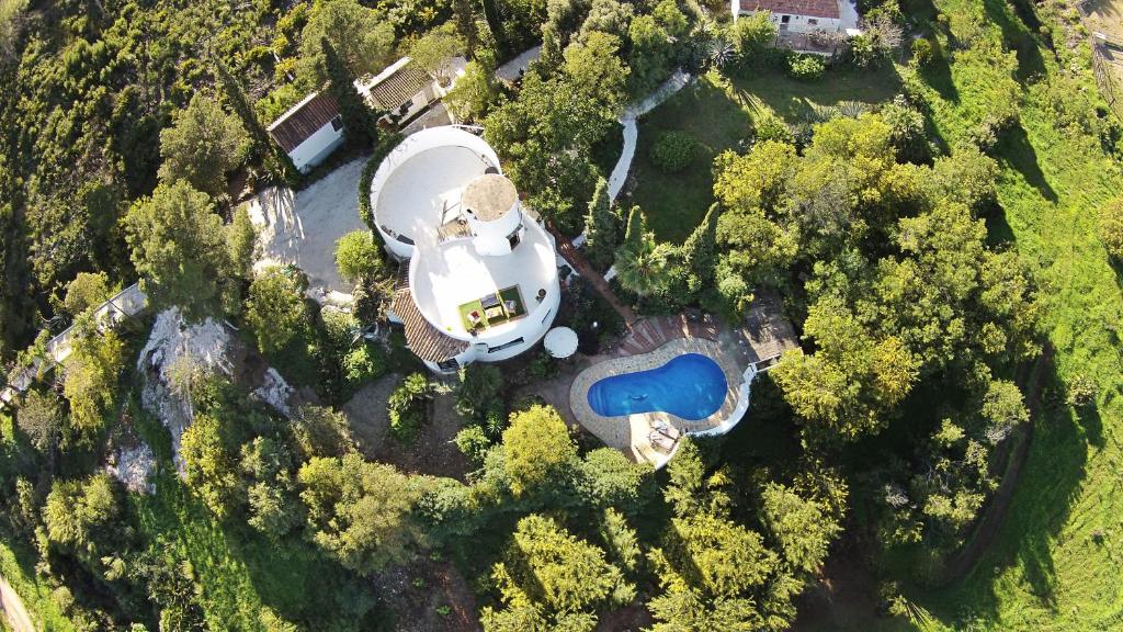 uma vista aérea de uma casa redonda na floresta em La Careza De Mijas - Adults Only em Mijas