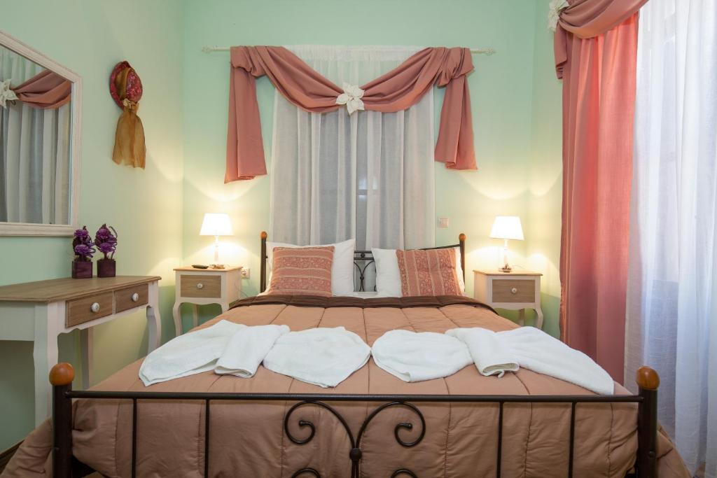 sypialnia z dużym łóżkiem i dwoma szafkami nocnymi w obiekcie Casa Di Porto w Chanii