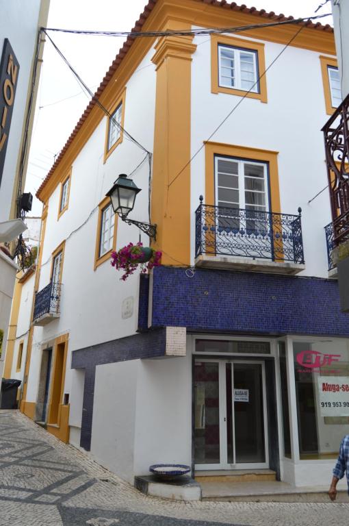 a building on the side of a street at Casa do Centro in Abrantes