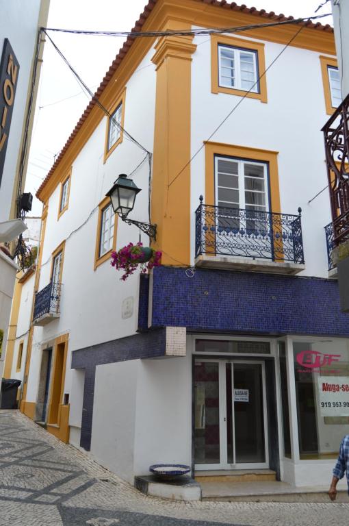 un edificio al lado de una calle en Casa do Centro, en Abrantes