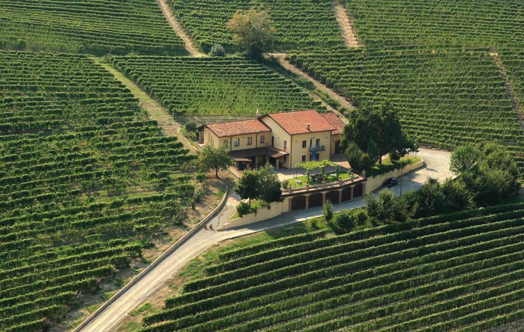 una vista aérea de una casa en medio de un campo en Agriturismo Il Ciabot, en Barolo