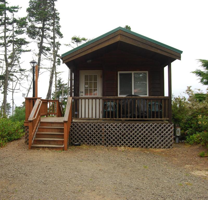 Casa pequeña con porche y porche en Pio Pico Camping Resort One-Bedroom Cabin 14, en Jamul